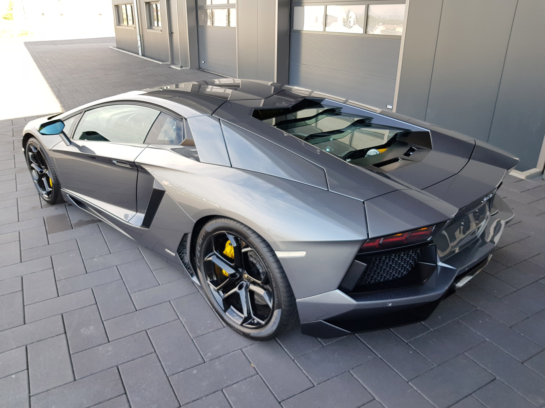 Lamborghini Aventador 5