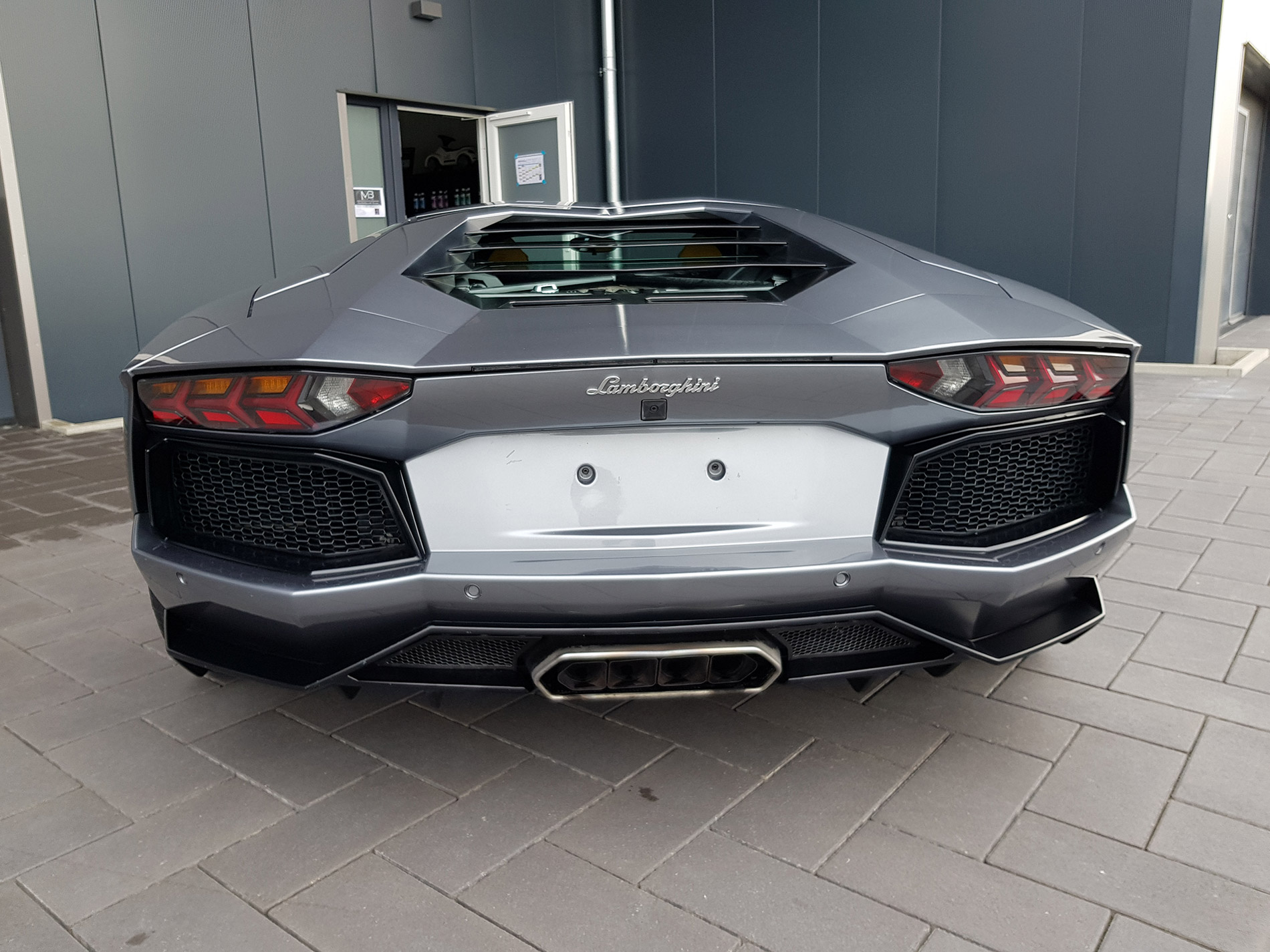 Lamborghini Aventador 7