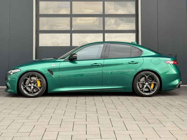 Alfa Romeo Giulia in Grün, Seitenansicht vor der Halle von MB Autopflege