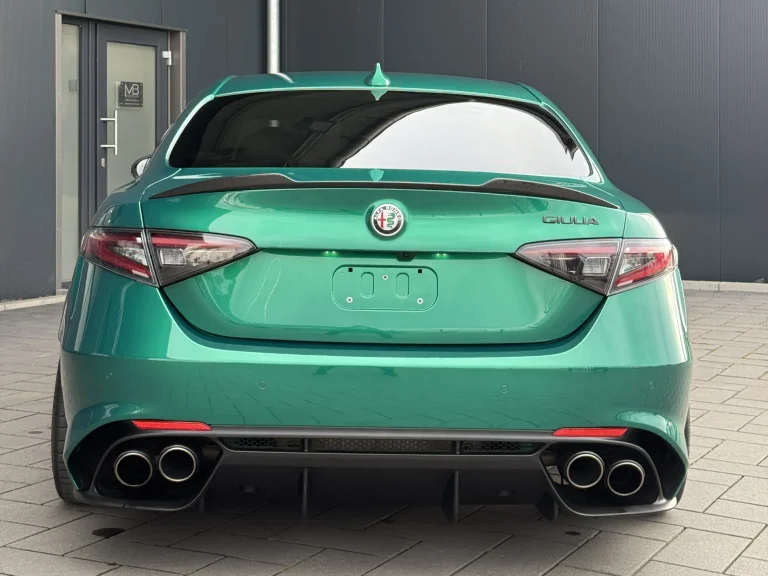 Alfa Romeo Giulia in Grün, Heckansicht vor der Halle von MB Autopflege