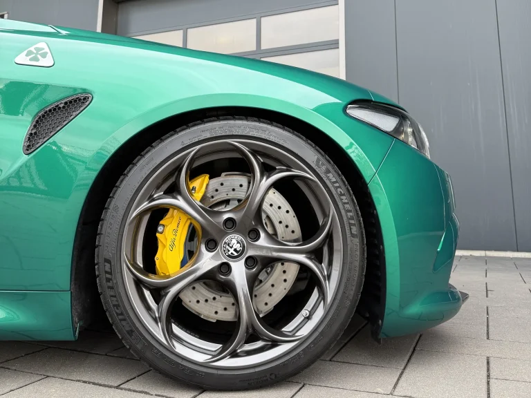 Alfa Romeo Giulia in Grün, Detail Vorderrad mit gelbem Bremssattel