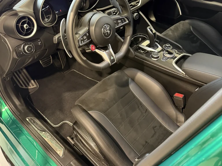 Alfa Romeo Giulia, Innenraum mit Fahrersitz, Lenkrad und Mittelkonsole