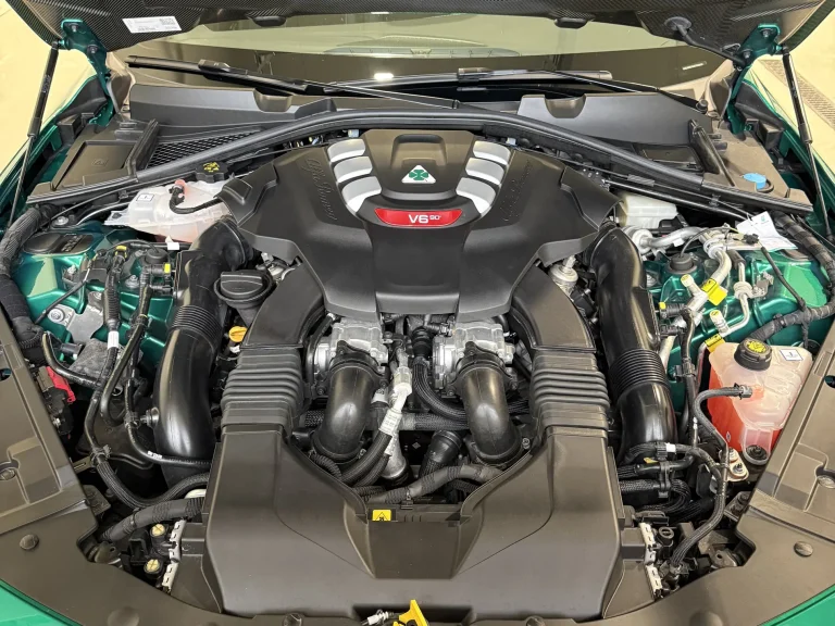 Alfa Romeo Giulia, Motorraum mit V6-Motor