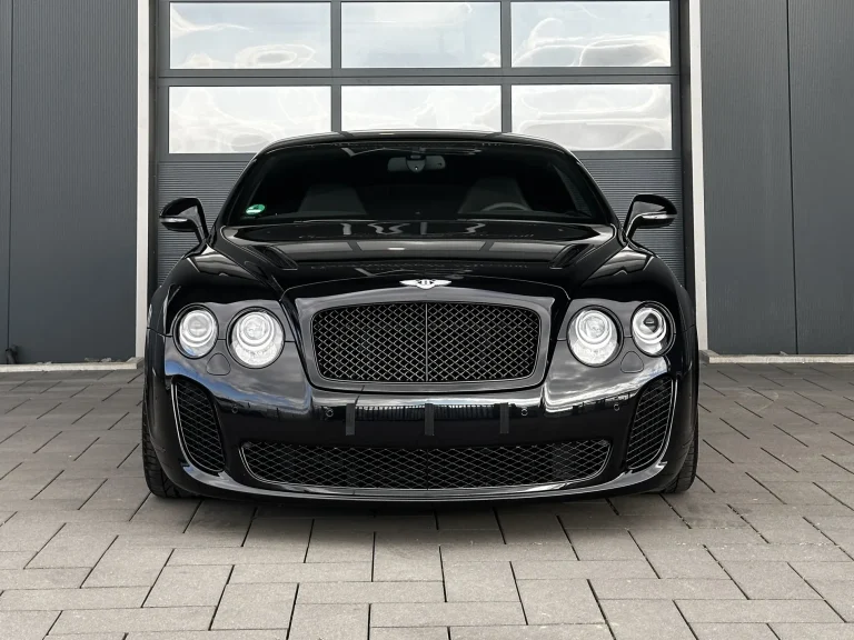Bentley Supersport in Schwarz, Frontansicht vor der Halle von MB Autopflege