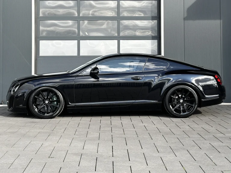 Bentley Supersport in Schwarz, Seitenansicht vor der Halle von MB Autopflege