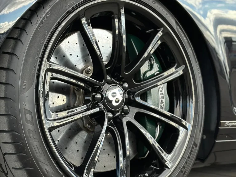 Bentley Supersport in Schwarz, Detail Felge mit grünem Bremssattel