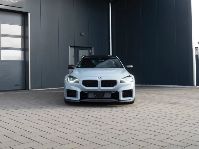 BMW M2 CS in Hellgrau, Frontansicht vor der Halle von MB Autopflege