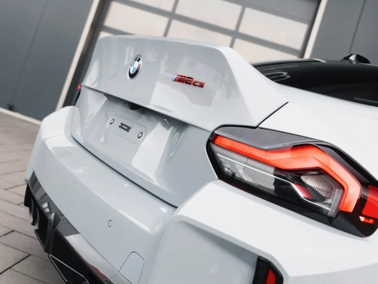 BMW M2 CS in Hellgrau, Detail Heck mit Rückleuchte