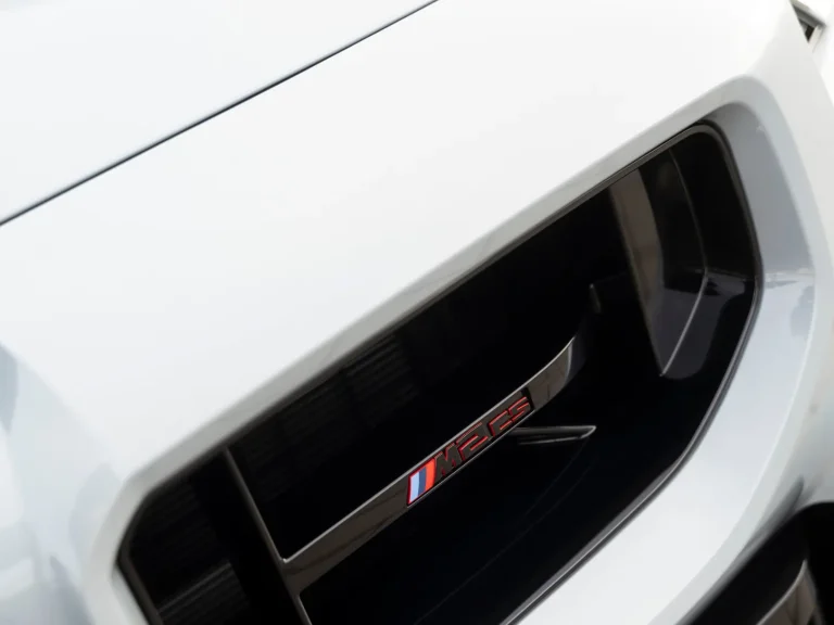 BMW M2 CS in Hellgrau, Detail Lufteinlass in der Front
