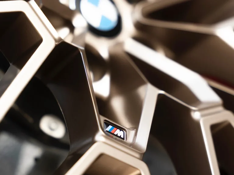BMW M2 CS, Detail bronzefarbene Felge mit M-Logo