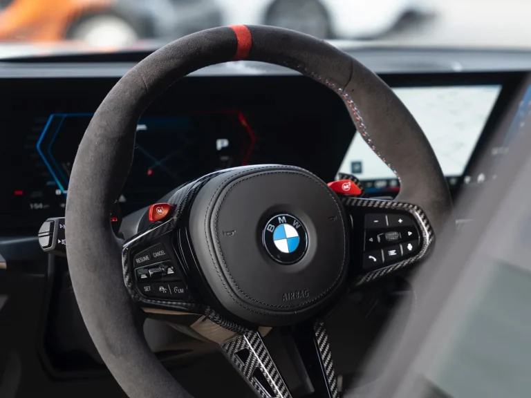 BMW M2 CS, Lenkrad und Cockpit