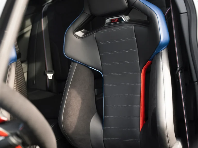 BMW M2 CS, Sportsitz in Schwarz mit blauen und roten Akzenten