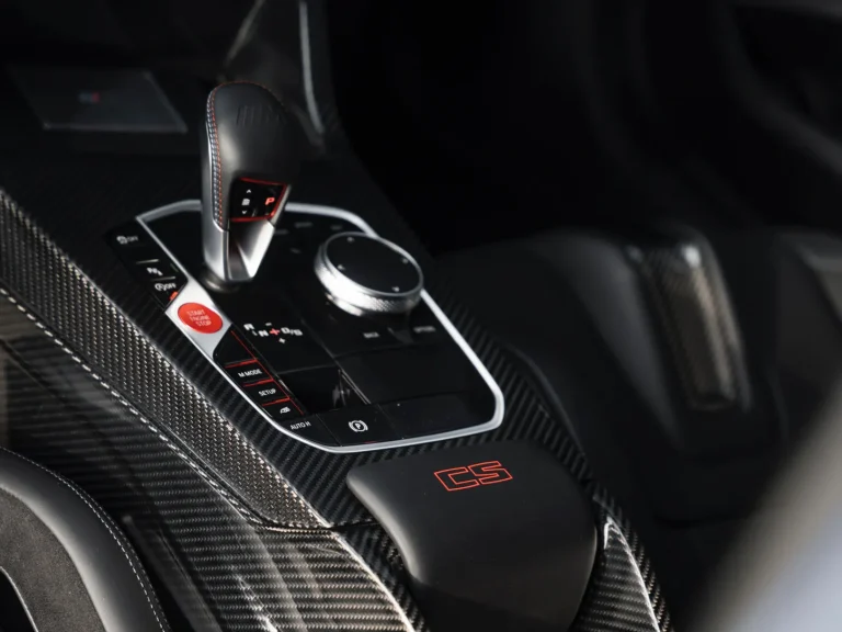 BMW M2 CS, Mittelkonsole mit Wählhebel und Carbon-Verkleidung