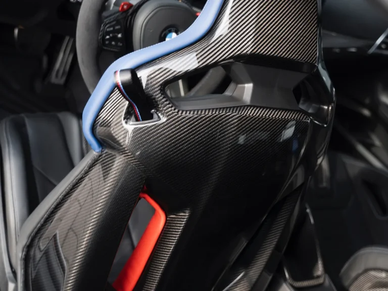 BMW M2 CS, Rückseite des Sportsitzes in Carbon