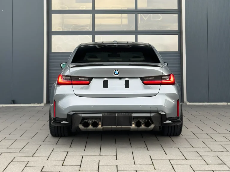 BMW M3 Competition in Grau, Heckansicht vor der Halle von MB Autopflege