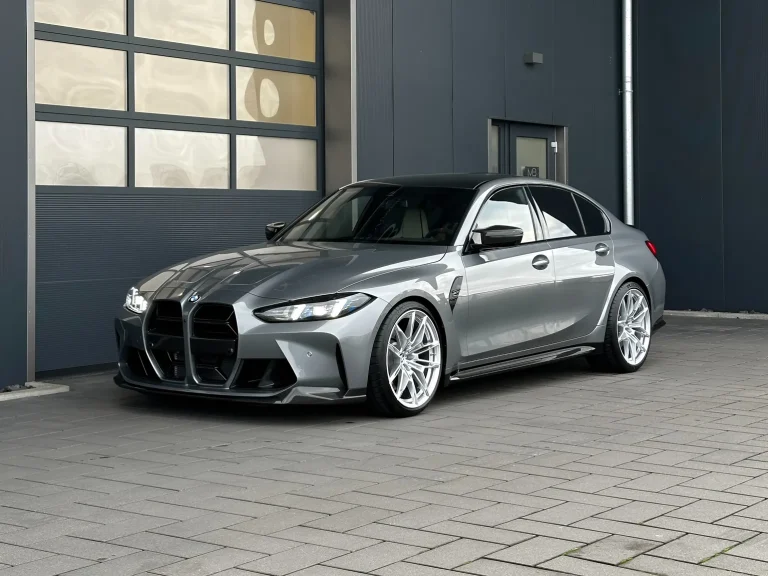 BMW M3 Competition in Grau, Schrägansicht von vorn vor der Halle von MB Autopflege
