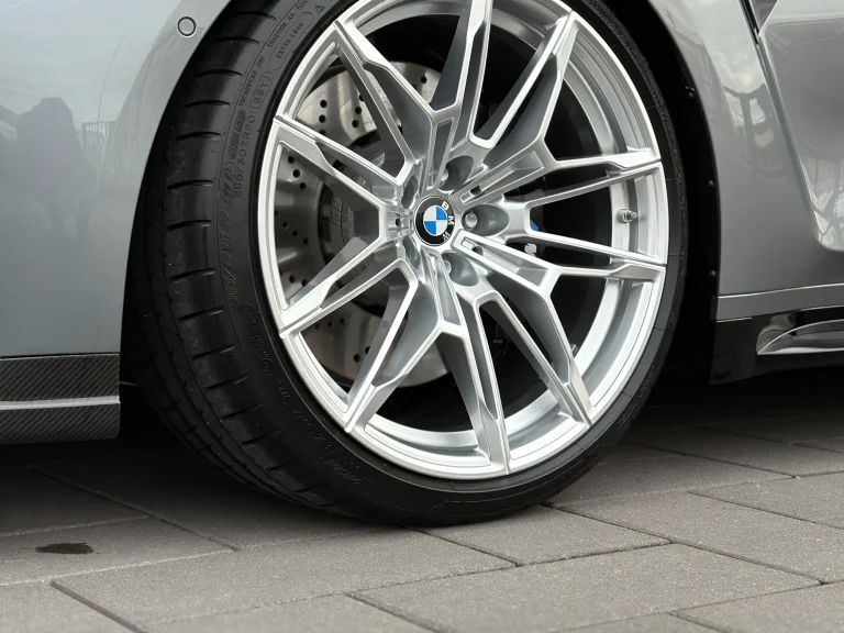 BMW M3 Competition in Grau, Detail Vorderrad mit silberner Felge