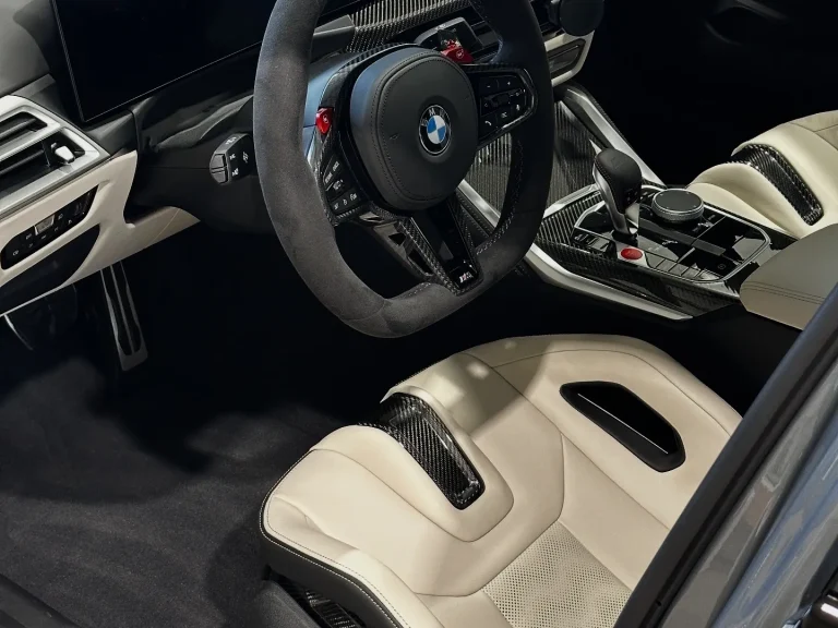 BMW M3 Competition, Innenraum mit Lenkrad und hellen Sportsitzen