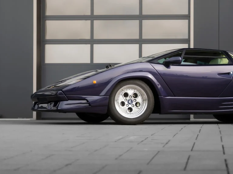 Lamborghini Countach in Violett, vordere Seitenpartie vor der Halle von MB Autopflege