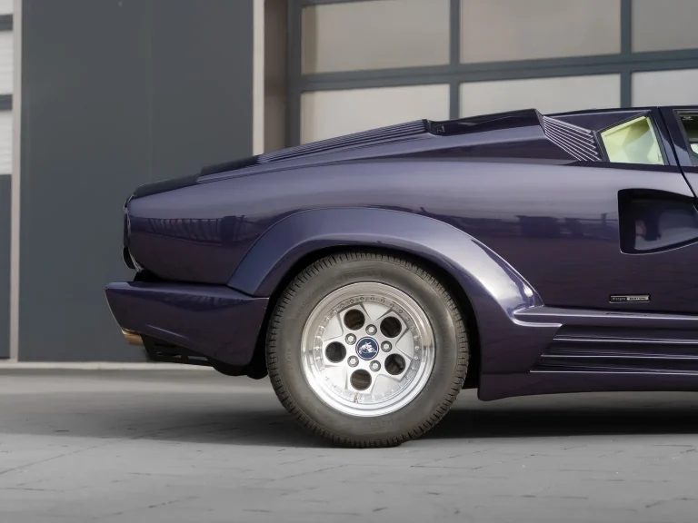 Lamborghini Countach in Violett, hintere Seitenpartie vor der Halle von MB Autopflege