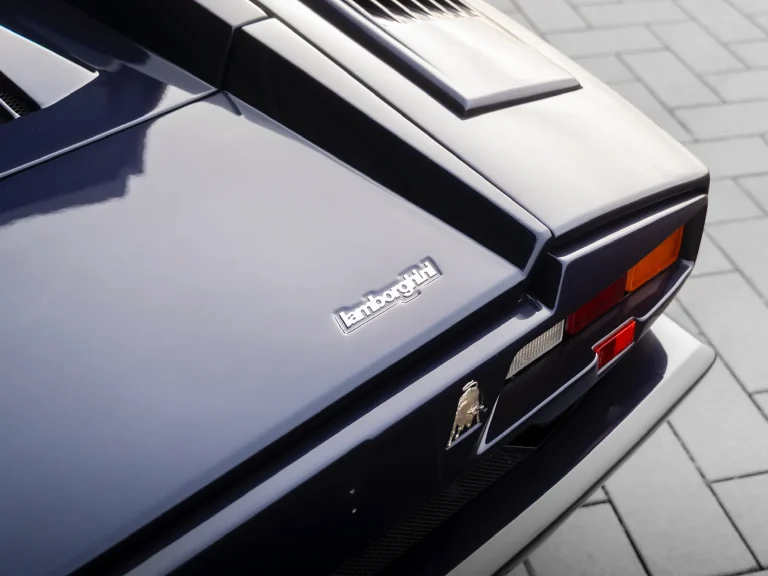 Lamborghini Countach in Violett, Detail Heckklappe mit Schriftzug