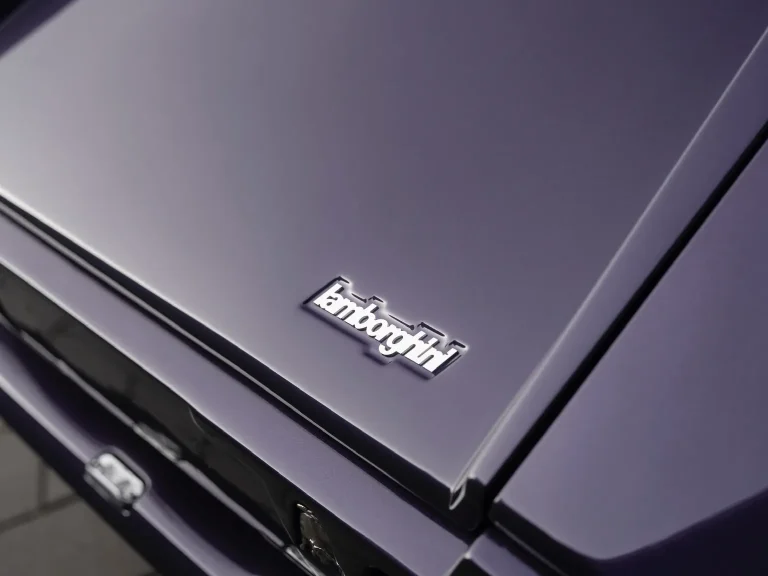 Lamborghini Countach in Violett, Detail Lamborghini-Schriftzug im Lack