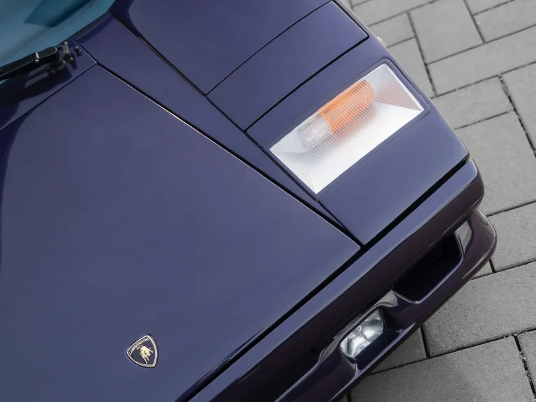 Lamborghini Countach in Violett, Detail Front mit Blinker und Wappen