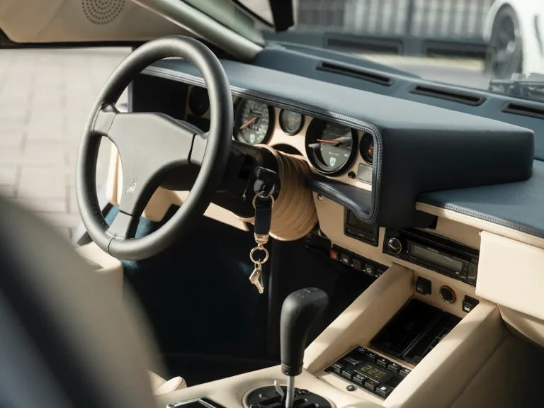 Lamborghini Countach, Innenraum mit Lenkrad, Mittelkonsole und Schaltung