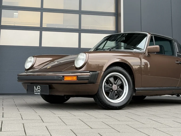 Porsche 911 3.0 in Braunmetallic, Front in Nahaufnahme vor der Halle von MB Autopflege