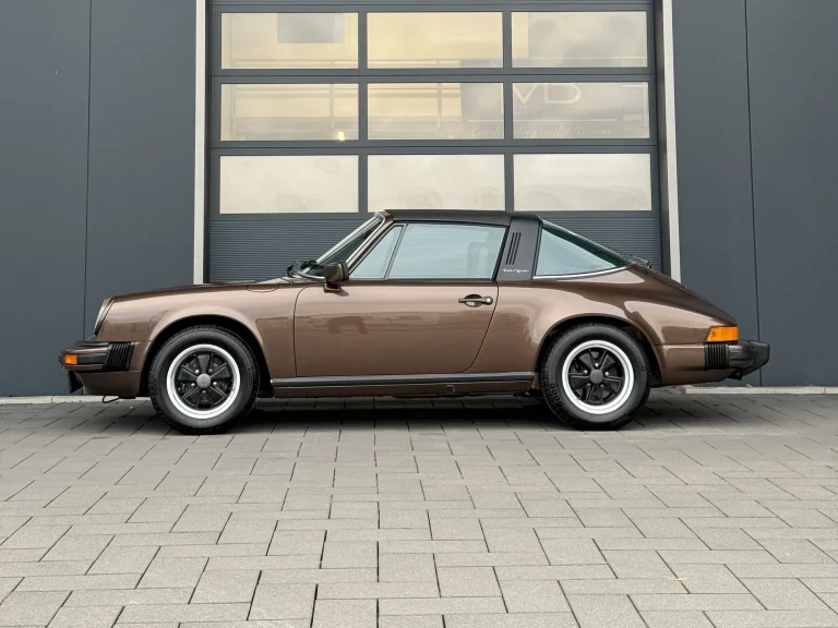 Porsche 911 3.0 in Braunmetallic, Seitenansicht vor der Halle von MB Autopflege