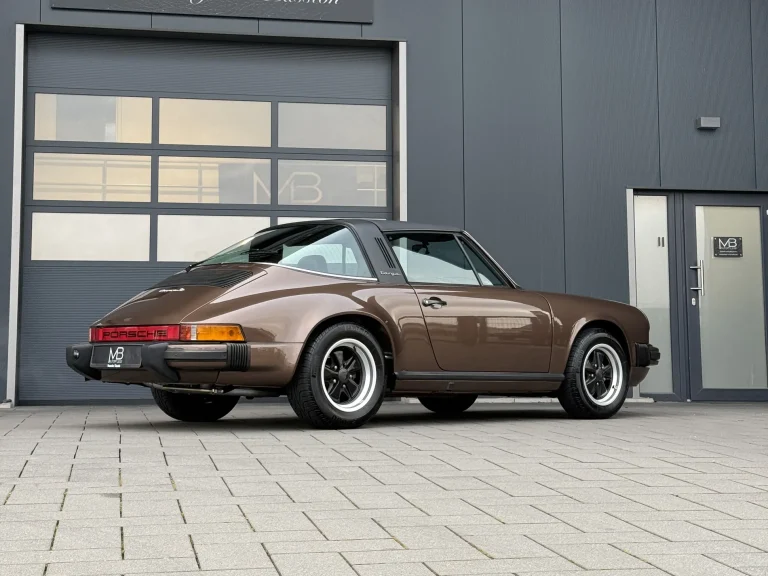 Porsche 911 3.0 in Braunmetallic, Schrägansicht von hinten vor der Halle von MB Autopflege
