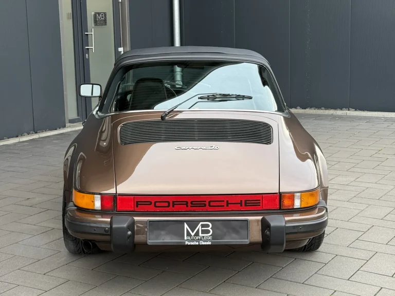Porsche 911 3.0 in Braunmetallic, Heckansicht vor der Halle von MB Autopflege
