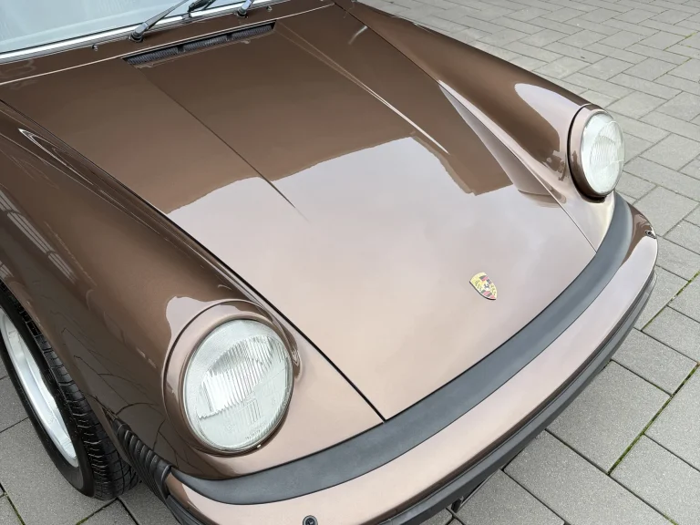 Porsche 911 3.0 in Braunmetallic, Detail Fronthaube und Scheinwerfer