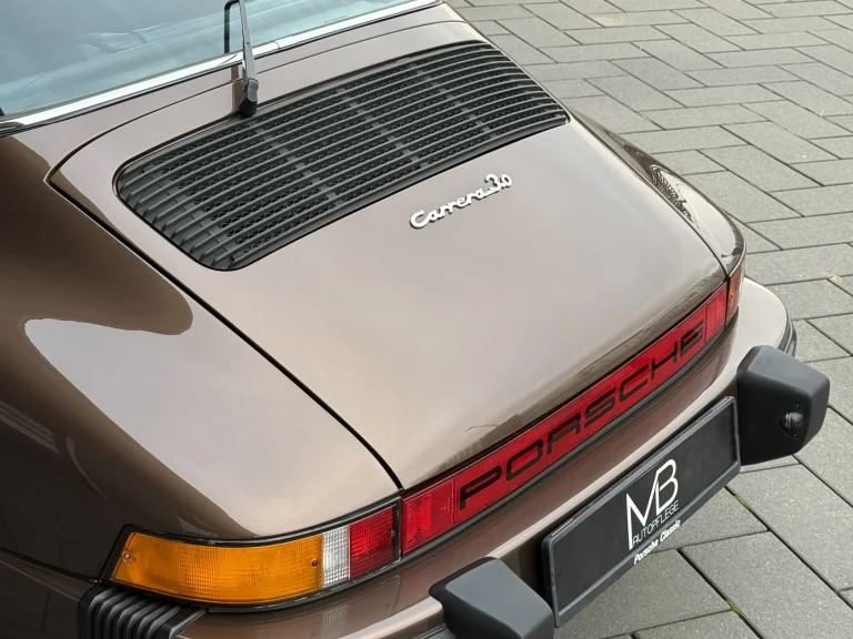 Porsche 911 3.0 in Braunmetallic, Detail Heck mit Carrera-Schriftzug