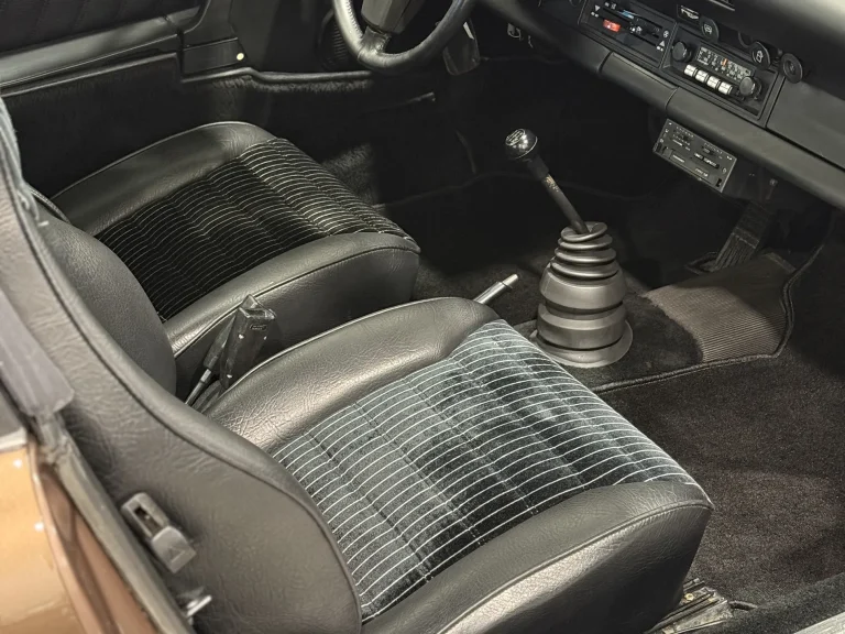 Porsche 911 3.0, Innenraum mit Sitzen in schwarzem Leder