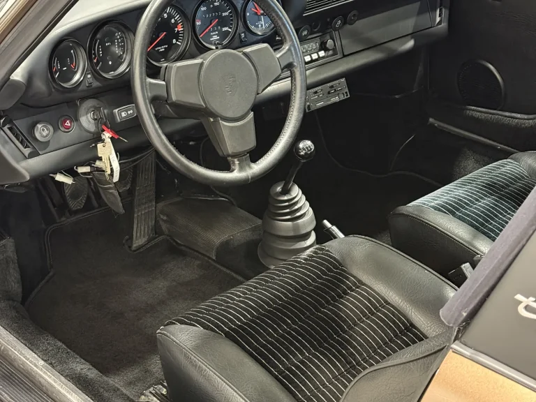 Porsche 911 3.0, Innenraum mit Lenkrad und Rundinstrumenten