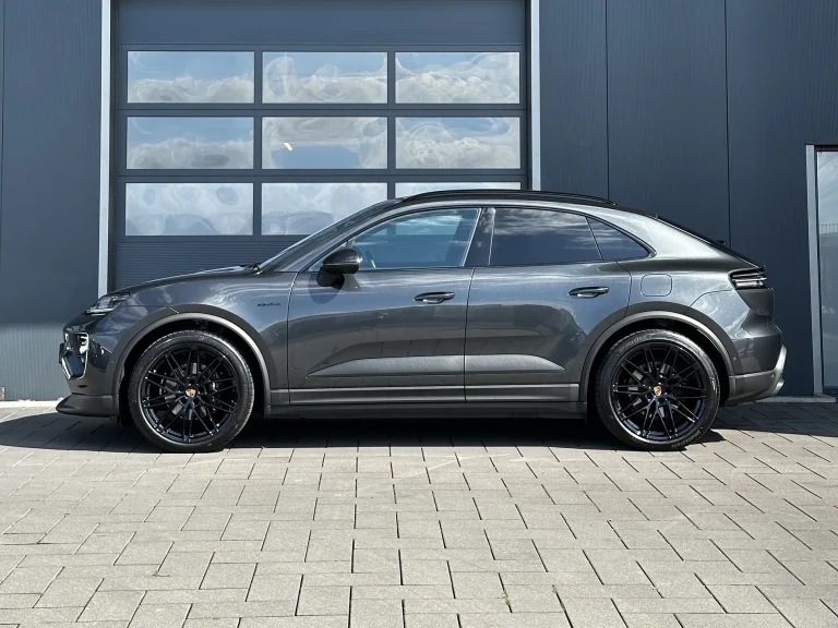 Porsche Macan in Dunkelgrau, Seitenansicht vor der Halle von MB Autopflege