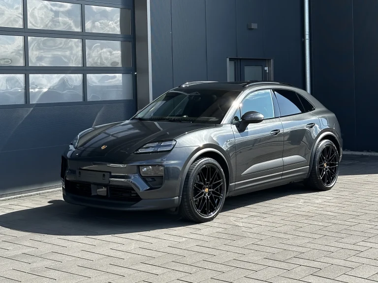 Porsche Macan in Dunkelgrau, Schrägansicht von vorn vor der Halle von MB Autopflege